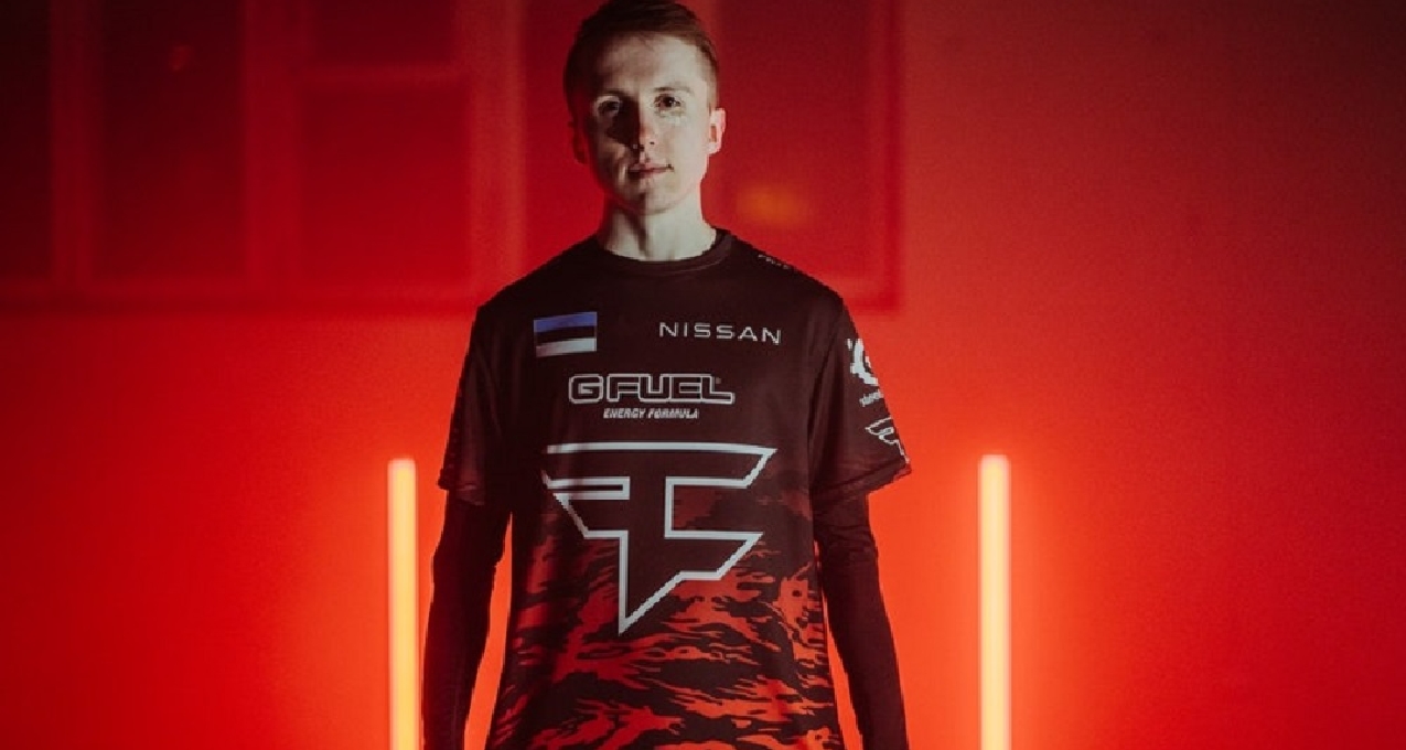 iG下路Ahn分享外滩游客照：上海~三年前梦开始的地方！